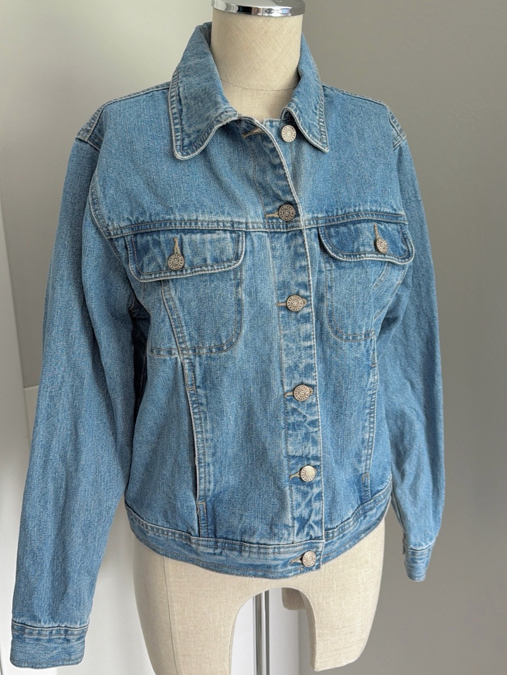 1990s Bill Blass Jeanswear Women’s Blue Denim Jacket Logo Button Front S